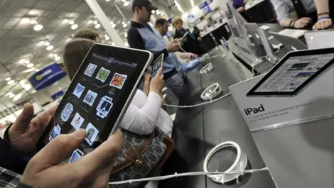 Ipad2 customer hands21