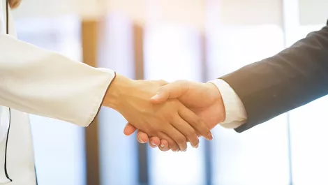 Handshake woman2